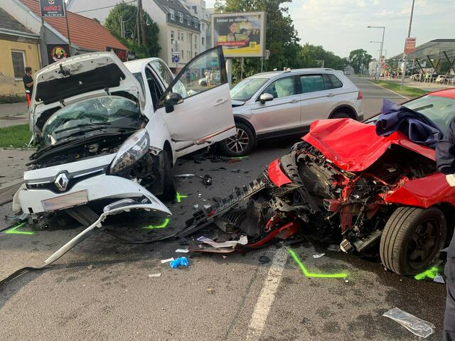 So sah es bei einem Unfall Anfang Sommer 2022 an einer Floridsdorfer Kreuzung aus. | Foto: Stadt Wien | Feuerwehr
