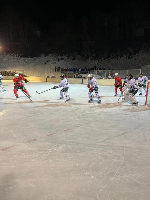 Die Raben empfingen am 30. Dezember 2022 zu ihrem ersten Heimspiel der laufenden Meisterschaftssaison in der Gruppe A des Salzburger Eishockeyverbandes die Lokomotive Bischofshofen.  | Foto: Florentine Macheiner