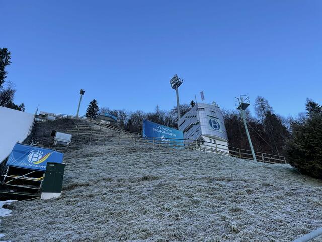 Aufgrund des mangelnden Naturschnees setzt man in Bischofshofen heuer voll auf Kunstschnee, der bereits Anfang Dezember produziert wurde. | Foto: Felix Hallinger