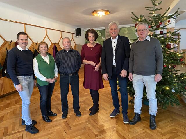Bürgermeister Patrick Skubel, Hildegard Skubl, Günter Weiß, Barbara Krainig, Gerhard Visotschnig, Vorsitzender Ambros Jeuschnigger (von links) | Foto: Privat