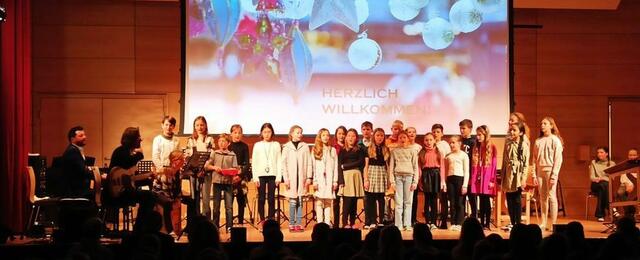 Die Musikklasse 1b mit ihrem Klassenvorstand Werner Widemaier und Musiklehrer Walter Höckner. | Foto: MS Kitzbühel