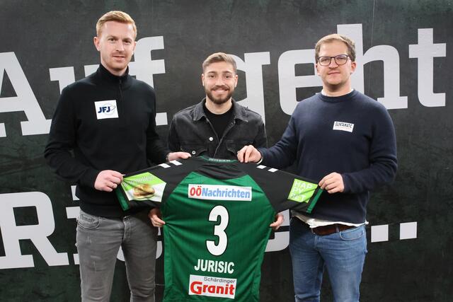 SVR-Sportdirektor Thomas Reifeltshammer, Roko Jurišić und SVR-Sportvorstand Wolfgang Fiala. | Foto: SVR/Schröckelsberger 