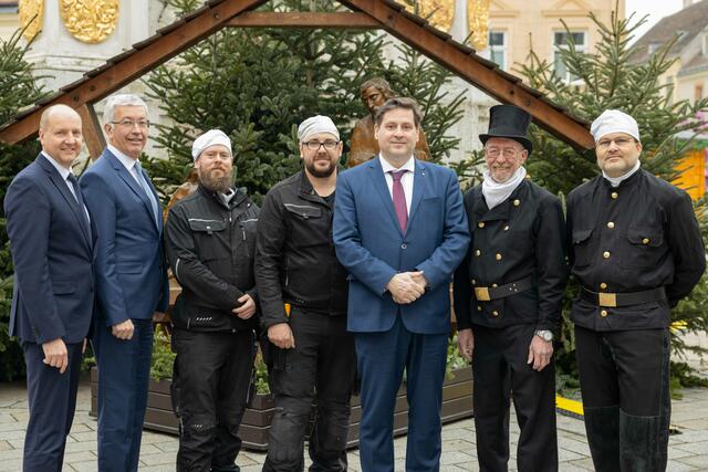 Der stellvertretende Stadtamtsdirektor Harald Valenta, Stadtamtsdirektor Roland Enzersdorfer, Mario Skalicky, Martin Guttmann, Bürgermeister Stefan Szirucsek, Manfred Kinder sowie Martin Kaufmann. | Foto: 2022psb/c.kollerics