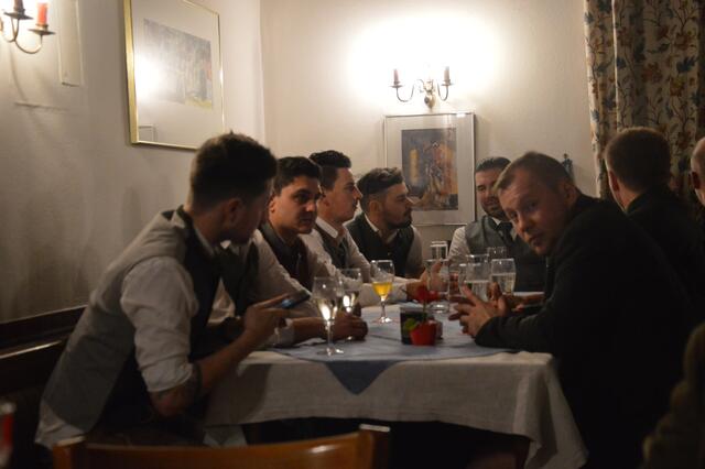 Die Junggesellen beim "Ausmachen".