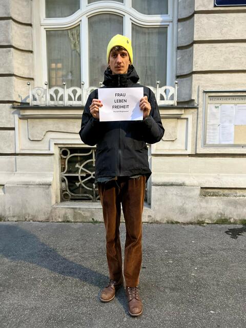 Jonathan Herkommer, Klubobmann von LINKS Neubau, übernimmt die Patenschaft für Marzieh Mirghassemi.  | Foto: BV07