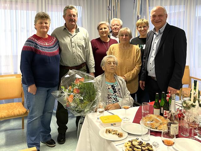 Anna Haselbacher aus Olbendorf feierte ihren 85. Geburtstag. Bgm. Wolfgang Sodl gratulierte im Beisein der Familie und überreichte namens der Gemeinde einen Gutschein und einen Blumenstrauß. | Foto: Gemeinde Olbendorf