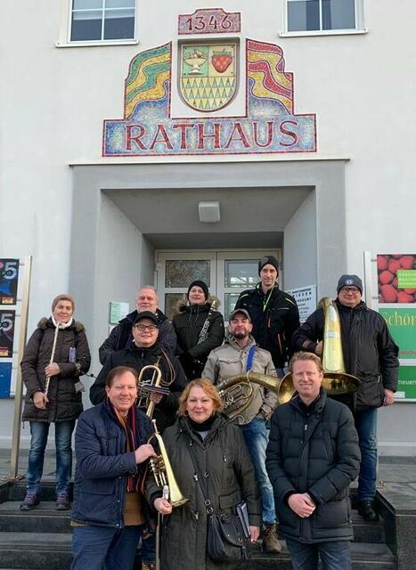 v.l. erste Reihe: Bürgermeister Matthias Weghofer, Prof. Irene Paar, Amtsleiter Mag. Christoph Kroyer, zweite Reihe li. Obmann Bernd Tiess und weitere Musiker | Foto: Wiesen