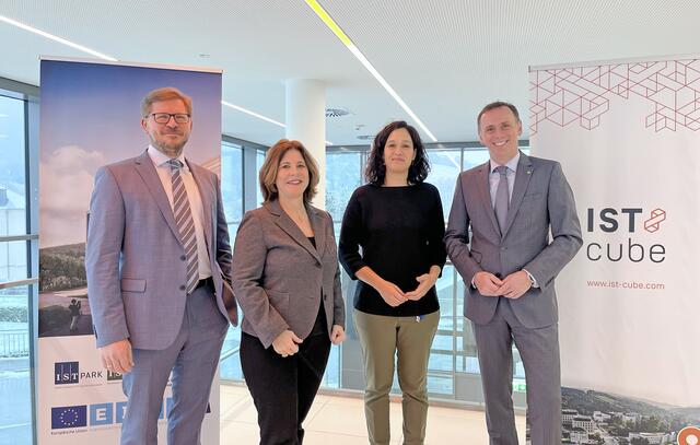 Markus Wanko (Gründer und CEO IST cube), Doris Agneter (Geschäftsführerin tecnet equity), Daniela Buchmayr (CEO Sacura GmbH) und Wirtschaftslandesrat Jochen Danninger. | Foto: IST cube Nina Schwarz