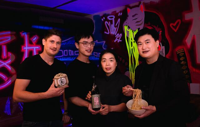 Sorgen ab 11. Jänner mit der "Noonbar" für frischen Wind in der "Zinze": Martin Essl, Lin Jia Hao, Xiaoling, Wei Wei Sun (Geschäftsführer Moriwano Group) | Foto: Moriwano Grup/Jack Coleman
