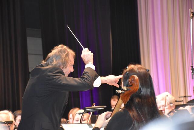 Mit vollster Hingabe: Dirigent Johann Assinger | Foto: Waltraud Fischer