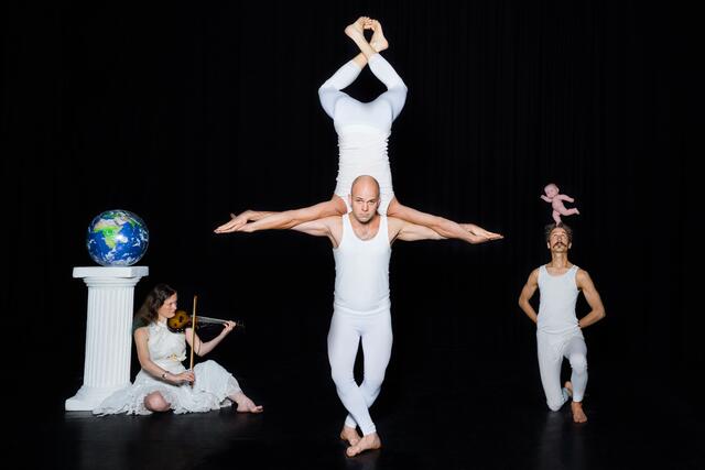 Drei höhere Wesen wollen sich im Stück verewigen.  | Foto: Dada Zirkus