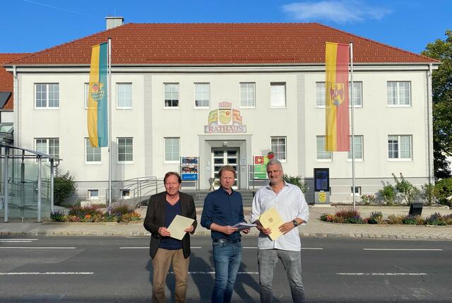 Bürgermeister Matthias Weghofer, Amtsleiter Mag. Christoph Kroyer, Gemeindevorstand Wolfgang Sieger vor dem Rathaus Wiesen, das mit einer Photovoltaikanlage versehen werden soll.  | Foto: Wiesen