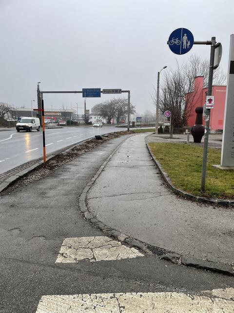Ein Tafel weist vor dem Volksheim darauf hin, dass hier der Rad- und Gehweg in Richtung Stadion beginnt. | Foto: Kern
