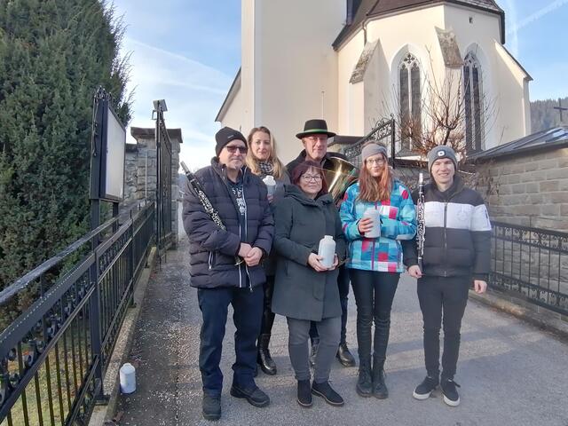 Sepp Fahrngruber, Obmann Johann Tröstl und Sammler für die Aktion Licht ins Dunkel.

 | Foto: Foto: Trachtenmusikverein Frankenfels