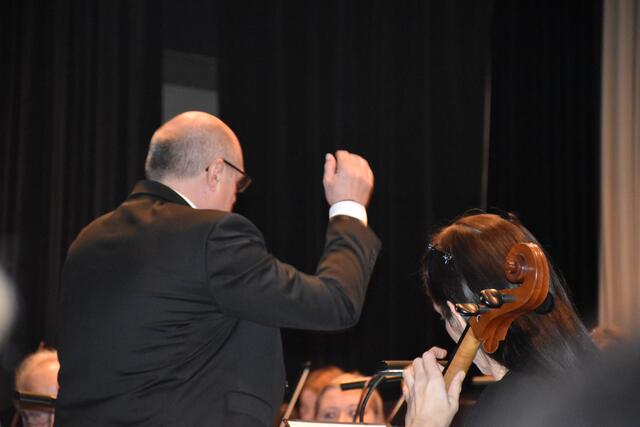 Musikschuldirektor Josef Ferk dirigierte die "Leibnitzer Romane". | Foto: Waltraud Fischer