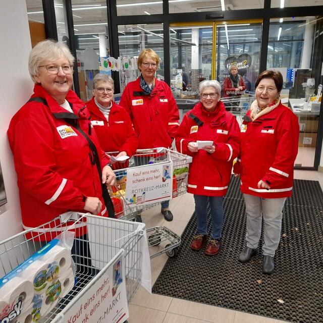 Die Sozialdienstgruppe Raab mit Sozialdienstgruppenleiterin Franziska Remlinger (r.) sammelte beim Unimarkt in Raab Ware für den Rotkreuz-Markt in Schärding. | Foto: ÖRK