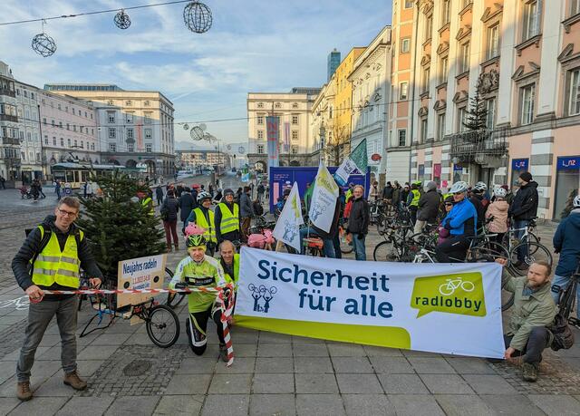 Rund 80 Radfahrerinnen und Radfahrer aus Linz, Leonding, Steyregg und Umgebung versammelten sich am 1. Jänner zur ersten Ausfahrt des Jahres. | Foto: Radlobby OÖ