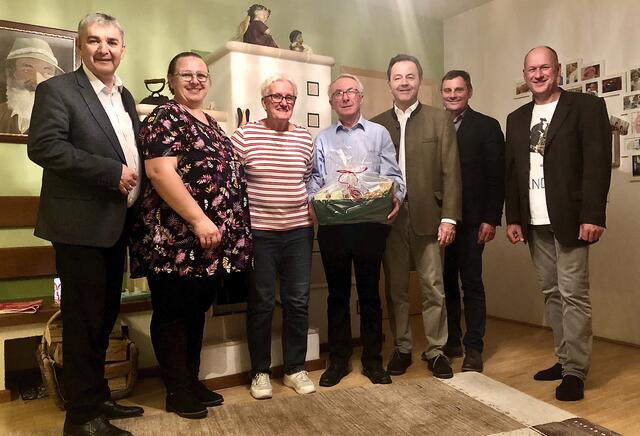 Ludwig Schrammel aus Bildein (Mitte) feierte sein 75. Geburtstag. Der Jubilar war sein Leben lang im öffentlichen Leben aktiv: als Obmann der Landjugend, als Obmann der Fernwärme, als Feuerwehrkommandant-Stv., als Obmann des Lagerhauses, als Gründungsobmann des Maschinenrings Eberau und als Bezirksobmann des ÖVP-Bauernbundes. Nach heute arbeitet er fleißig im bäuerlichen Familienbetrieb. Es gratulierten 2. Landtagspräsident Walter Temmel, Ortsbäuerin Judith Lechner, Angela Schrammel, LWK-Präsident Niki Berlakovich, KR Johann Weber und Vbgm. Hansjörg Schrammel (von links). | Foto: KVGG