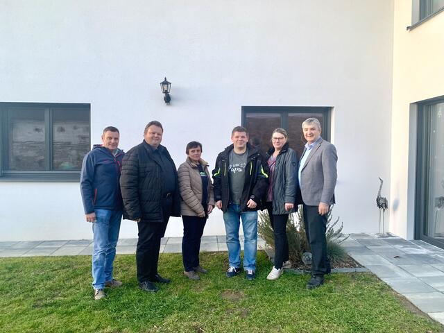 Der neue Bildeiner Bürgermeister Emmerich Zax (3. von rechts) feierte seinen 40. Geburtstag. Mit Glückwünschen stellten sich Bgm. Johann Weber (Eberau), der gf. ÖVP-Bezirksobmann Bernd Strobl, Amtfrau Brigitte Gombots, Gemeinderätin Cäcilia Geißegger und ÖVP-Bezirksobmann Walter Temmel (von links) Gratulationen ein. | Foto: ÖVP