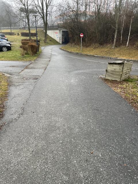 Vom Stadion kommend gibt es keinerlei Hinweistafeln. | Foto: Kern