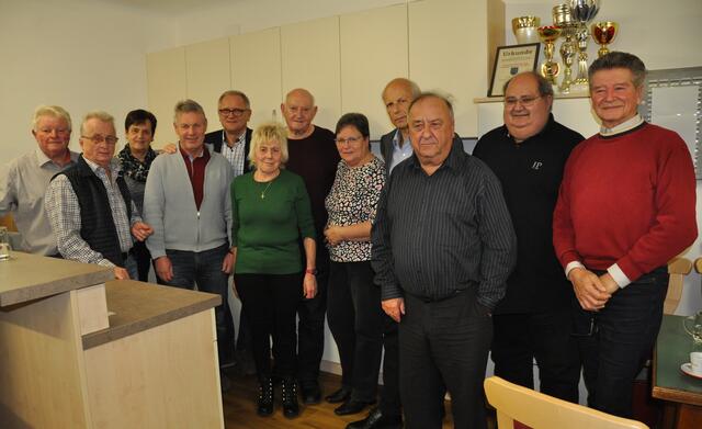Ein Teil des Stüberlteams im Dienst  mit Subkassiere Ehrenbürger Ernst Strohmeier und der Gemeindevertretung.
