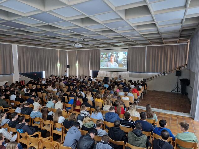 Die Schülerschaft lauschte den Ausführungen von Birgit Bednar-Friedl.  | Foto: HAK Feldbach 