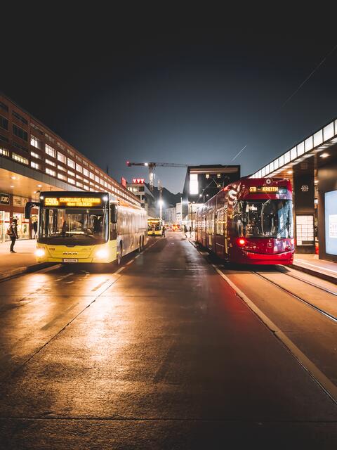 Egal ob Bus, Bahn oder Tram - die Nachtverbindungen im Tiroler Nahverkehr konnten zum Jahreswechsel kostenlos genutzt werden.  | Foto: © VVT/Holzmann