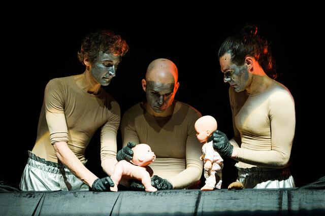 Sie erschaffen die Welt und merken, dass sie sich verselbstständigt.  | Foto: Dada Zirkus