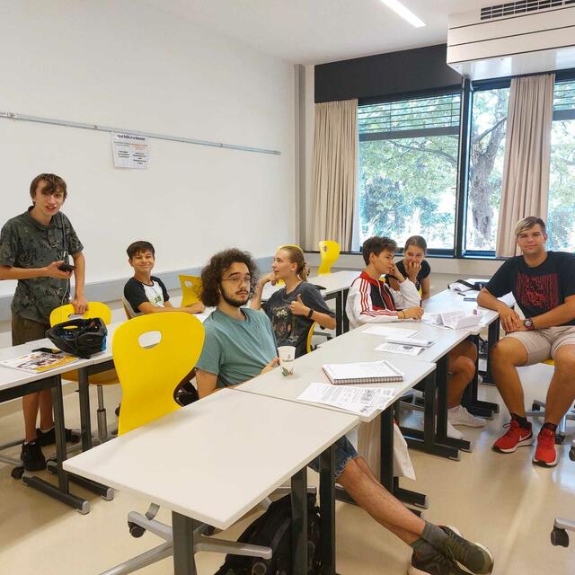 Die Schülerinnen und Schüler aus der Ukraine lernen in der Stammklasse und in der Deutschförderklasse von HLW und HAK. | Foto: Privat/Archiv