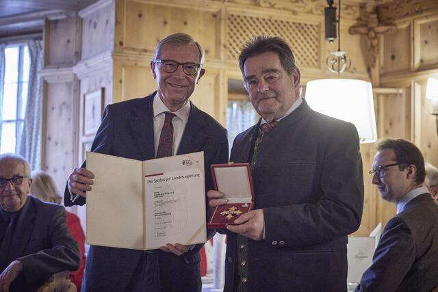 Josef Saller (rechts) erhielt von Landeshauptmann Wilfried Haslauer (ÖVP) das Ehrenzeichen des Landes Salzburg für seine Verdienste in der Seniorenarbeit. | Foto: Seniorenbund