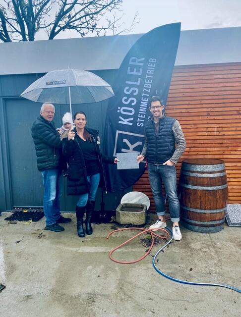 Jovi Trenner, Simone Komoli und Nikolaus Teleu vom Steinmetzbetrieb Kössler versuchen mit diesem ersten Stein unsere Welt ein bisschen schöner zu gestalten. | Foto: z.V.g.