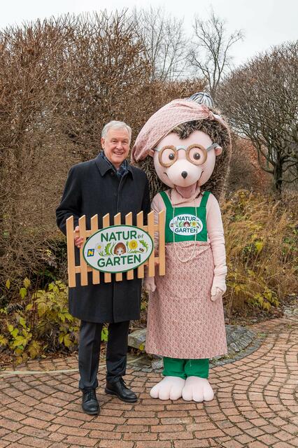 Landesrat Martin Eichtinger und Oma Nig blicken auf ein erfolgreiches Gartenjahr mit einem 100. Geburtstag zurück. | Foto: „Natur im Garten“ / J. Ehn