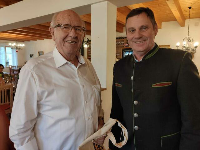 Josef Schreiner, ehemaliger Obmann des Seniorenbundes Eberau, feierte seinen 80. Geburtstag. Im Namen der Gemeinde Eberau wünschte Bgm. Johann Weber (rechts) Glück und Gesundheit. | Foto: Gemeinde Eberau