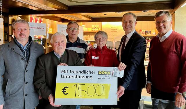 Bürgermeister Alois Six, Helmut Bachinger, Hermann Bachinger, Ursula Bachinger, Landtagsabgeordneter Christian Mader und Altbürgermeister Josef Six (v.l.).
 | Foto:  OÖVP/Kriechbaum 