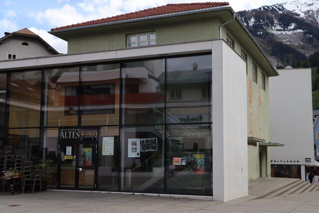 Vor dem Alten Kino in Landeck macht der Impfbus des Landes Tirol im Jänner 2023 Halt.  | Foto: Siegele