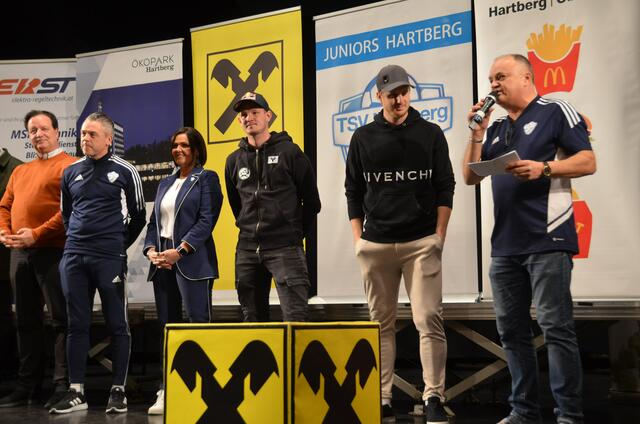 Franz Handler (re) interviewte Martin Hinteregger, Thomas Morgenstern, Präsidentin Brigitte Annerl, Cheforganisator Christian Herbst und den treuen Sponsor der "ersten Stunde" Thomas Klug von McDonalds | Foto: KK