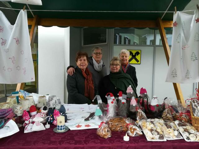 Der Seniorenbund Köflach organisierte wieder einen Verkaufsstand beim Christkindlmarkt. | Foto: Seniorenbund