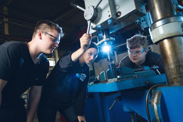 Training on the job. Die ABV-Lehrlinge werden sofort in das Werksgeschehen eingebunden. | Foto: Werner Krug