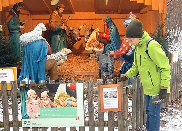Anni Dersch hat eine kleine Gedenktafel am Zaun der Krippe angebracht. | Foto: Anni Dersch