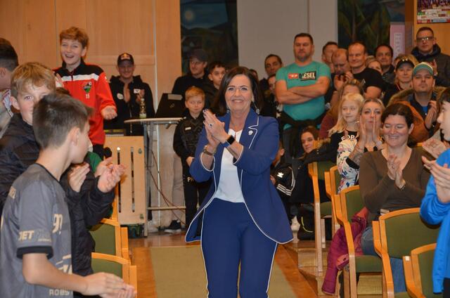 Präsidentin Brigitte Annerl kam mit Thomas Morgenstern mit dem Hubschrauber | Foto: KK