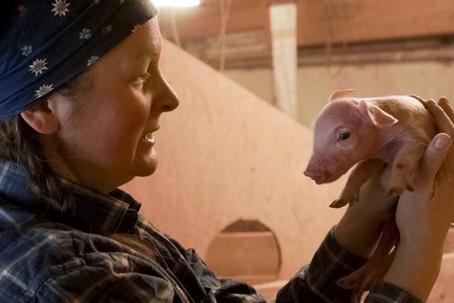 Stefanie Radolf freut sich über den Nachwuchs.  | Foto: ServusTV / Marc Haenecke