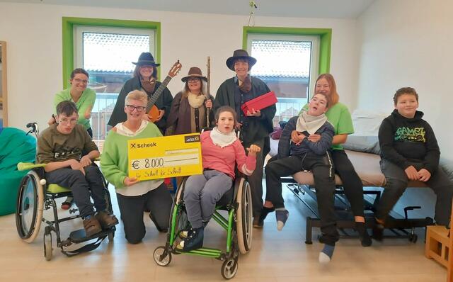 Die Anklöpflerinnen Renate Rieser, Helga Obwaller und Monika Brix bei der Spendenübergabe bei "Schritt für Schritt". | Foto: D'rund um d'Salv