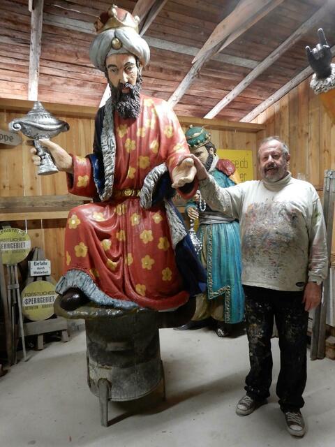 Gerold Kubitschek vor seinen großen Weihnachtsfiguren. | Foto: Anni Dersch