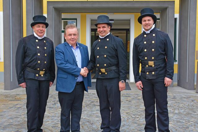 Die Rauchfangkehrer Herbert Weitl, Manfred Sammer und Patrick Weitl wünschten Bgm. LAbg. ÖkR Franz Mold (2. v. l.) alles Gute für das Jahr 2023. | Foto: Stadtgemeinde Zwettl