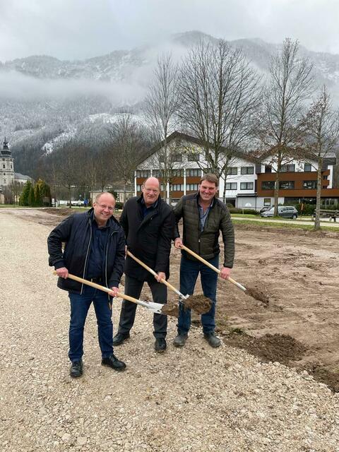 Bauherr Markus Gösweiner, Bürgermeister Aegidius Exenberger, Baumeister Josef Gössweiner (v.li.). | Foto: Gösweiner
