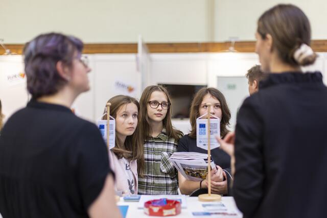 48 Ausstellerinnen und Aussteller stehen für Fragen bei der Bildungs- und Berufsinfomesse zur Verfügung. | Foto: Salondeluxe