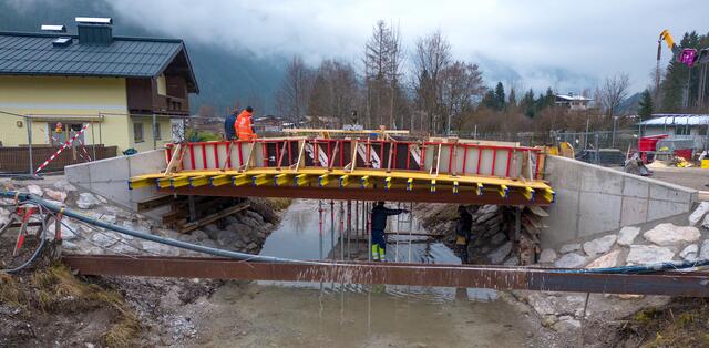 In Waidring wird derzeit eine neue Brücke errichtet. | Foto: klubarbeit.net/Jöbstl