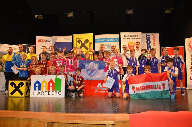 Die Juniors Hartberg (Mitte) siegten in der U10, SG Gesäuse (li) belegte Rang zwei, Ujpest Budapest holte den dritten Platz  | Foto: KK