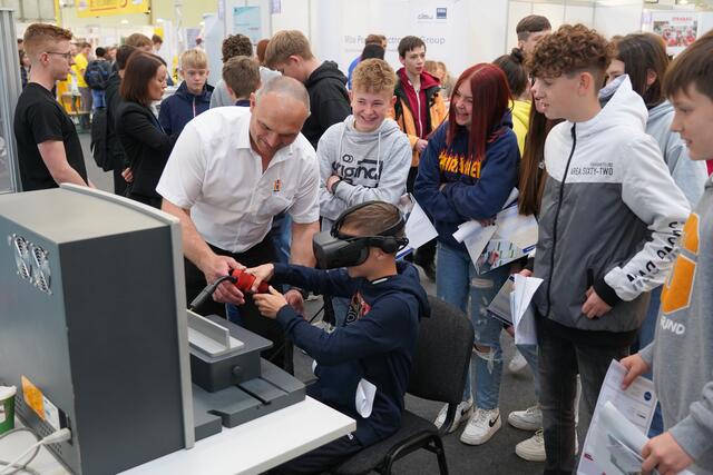 An den verschiedenen Ständen können Jugendliche selbst Hand anlegen und vieles ausprobieren. | Foto: Uniservice Zeiringer