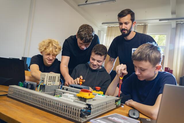 Die Lehrausbildung erfolgt nicht nur digital, sondern auch an realen Modellen. | Foto: Werner Krug